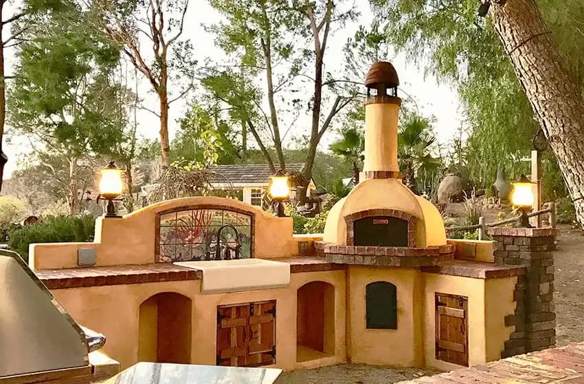 Outdoor pizza oven with gas burner setup
